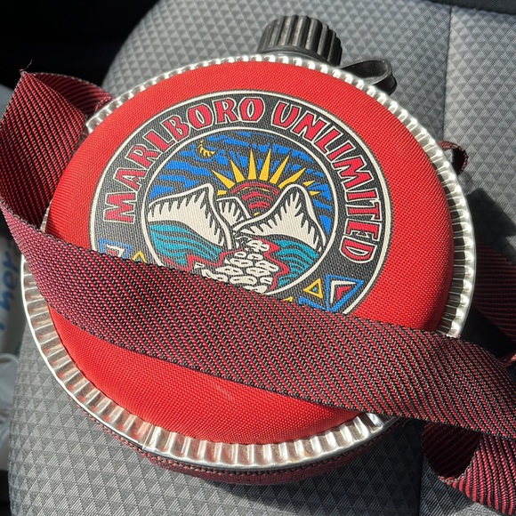 Marlboro unlimited canteen - Picture 2 of 2